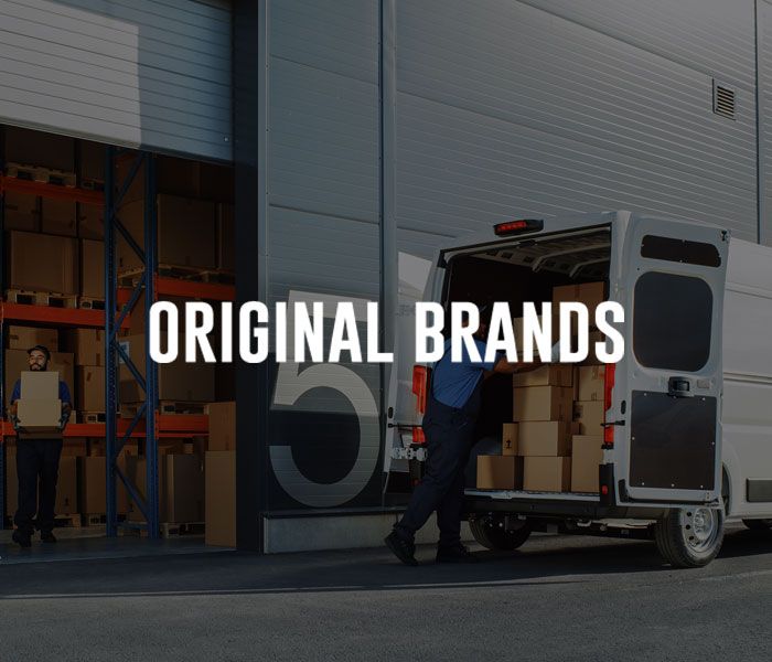 Foto dell'esterno di un magazzino con in sovrapressione il logo di Original Brands