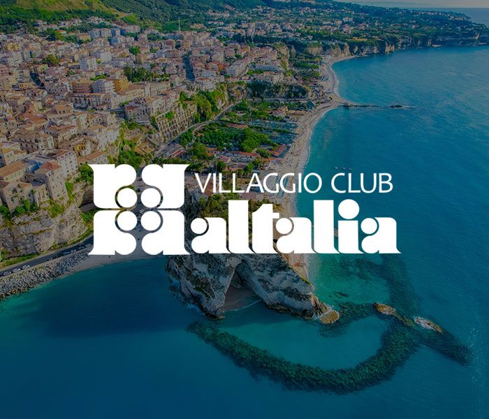 Logo del Villaggio Club Altalia con in sottofondo l'immagine di una spiaggia in Calabria