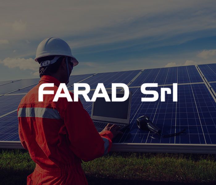 Immagine di un impianto fotovoltaico e un tecnico esperto con in sovrapressione il logo di Farad Srl