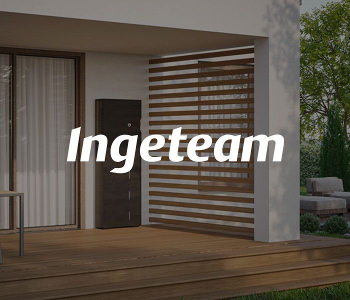 Logo di Ingeteam con lo sfondo dell'esterno di una casa